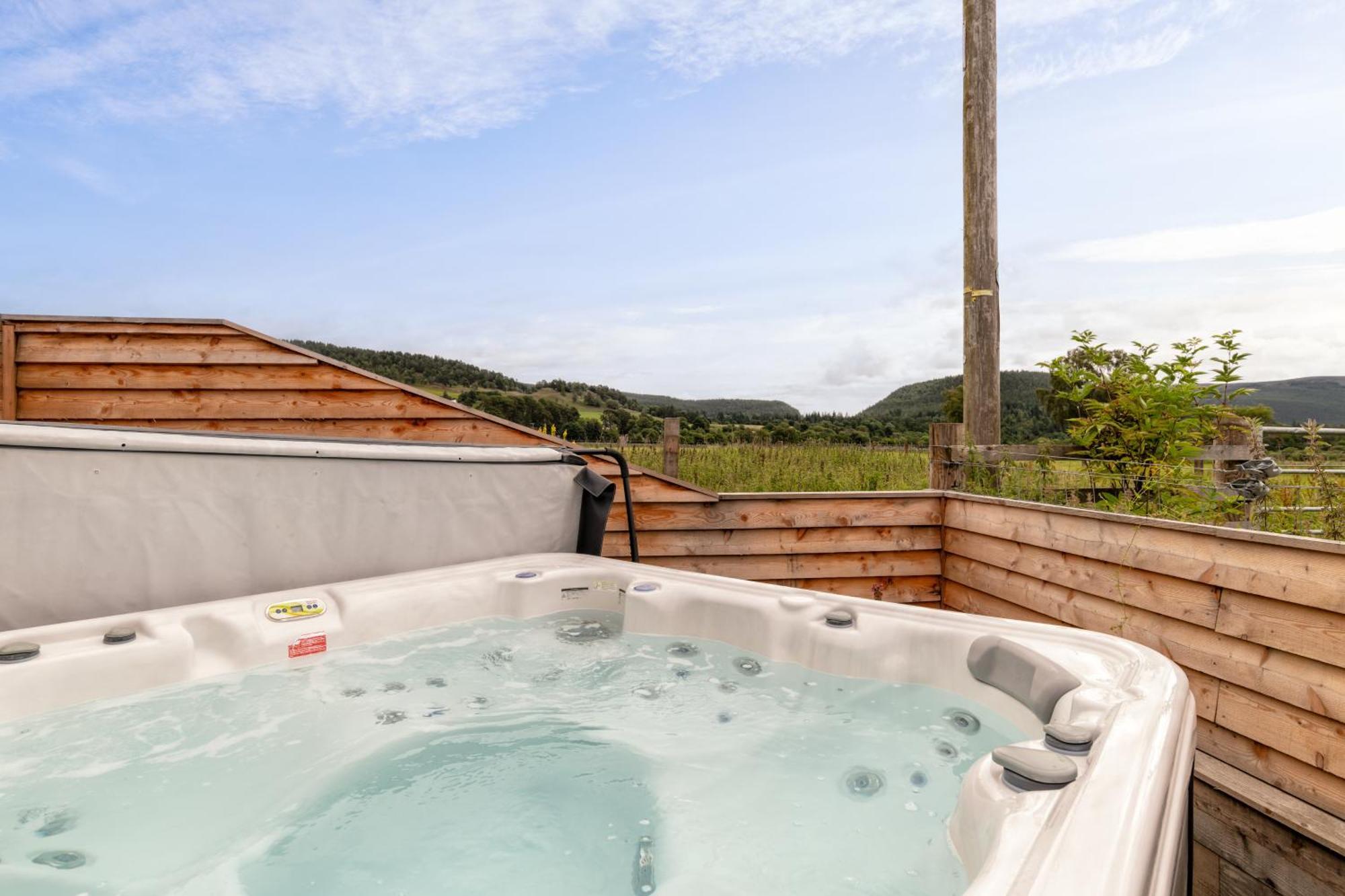 Alba - Charming Boutique Forest View Cabin With Hot Tub In Ballater Exterior photo